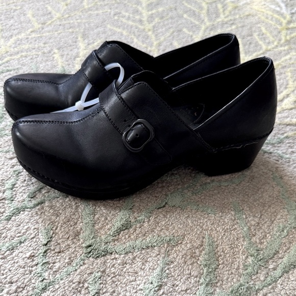 Dansko Tamara black leather buckle clogs 40 - Picture 1 of 6